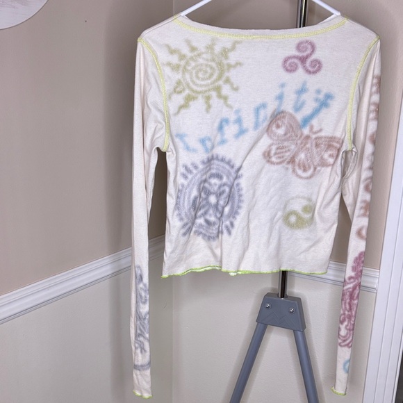 Urban Outfitters White Long Sleeve Graphic Top - Picture 2 of 4
